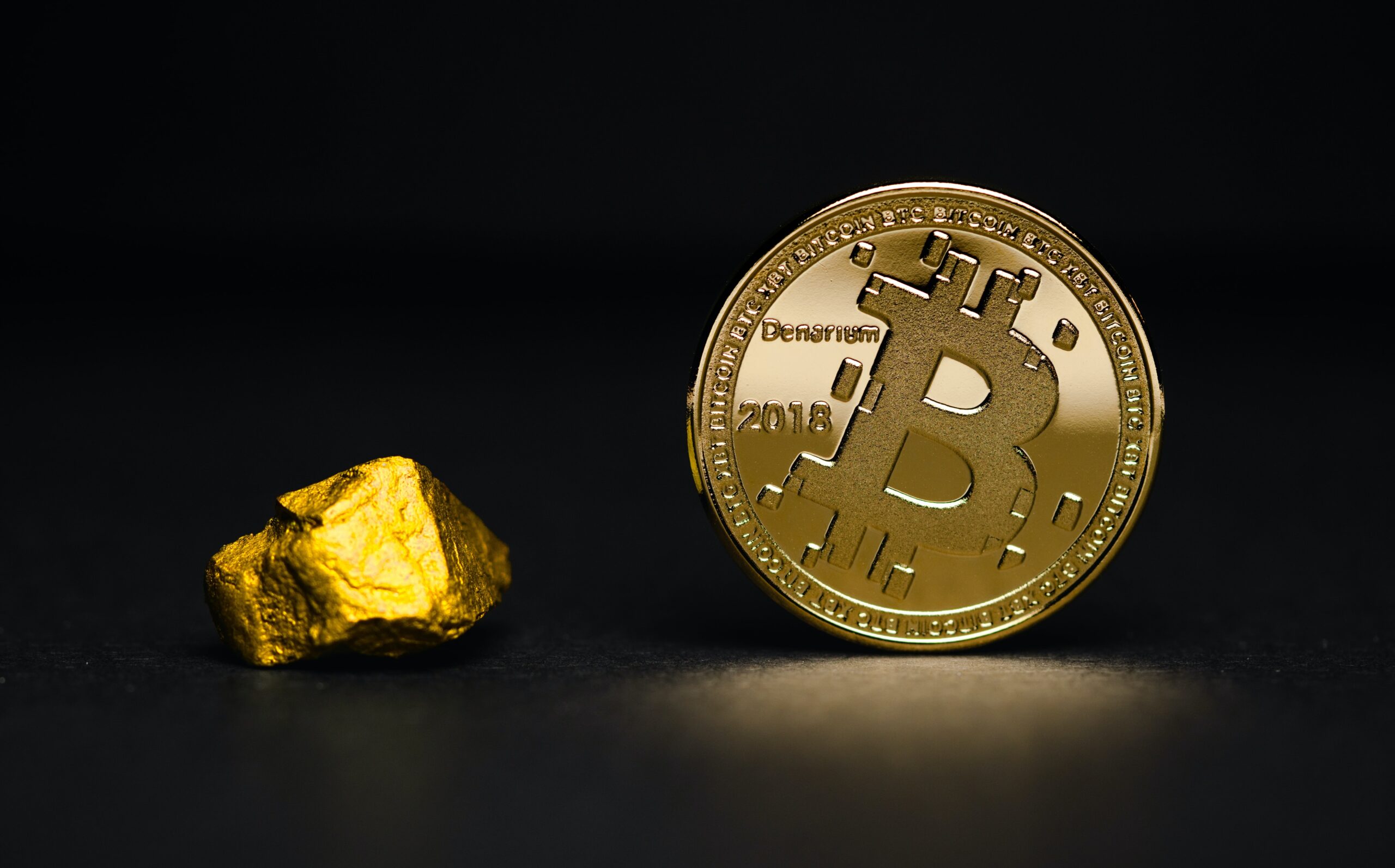Zdjęcie Bitcoina i złotej monety obok