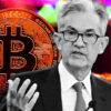 Zdjęcie Jerome'a Powella, w tle Bitcoin