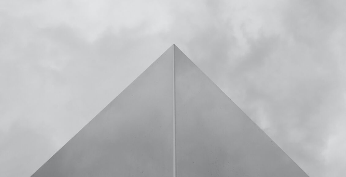 Zdjęcie szarej piramidy w chmurach