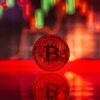 Zdjęcie Bitcoina na czerwonym tle