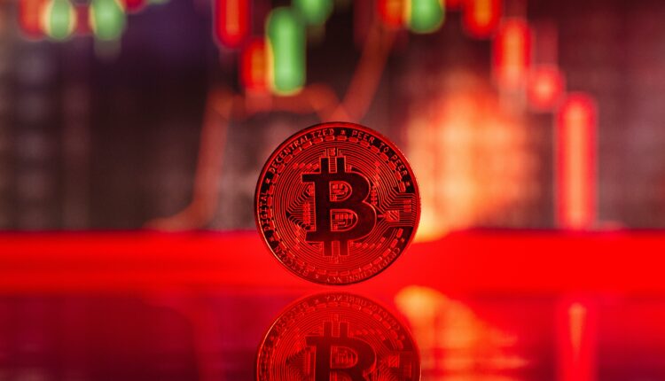Bitcoin przed 'krzyżem śmierci’? Opór przy 25 000 USD i kolejne spadki