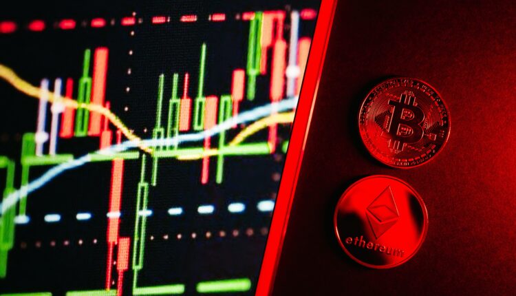 Zdjęcie wykresu z monetą 'Bitcoin' i 'Ethereum' w tle