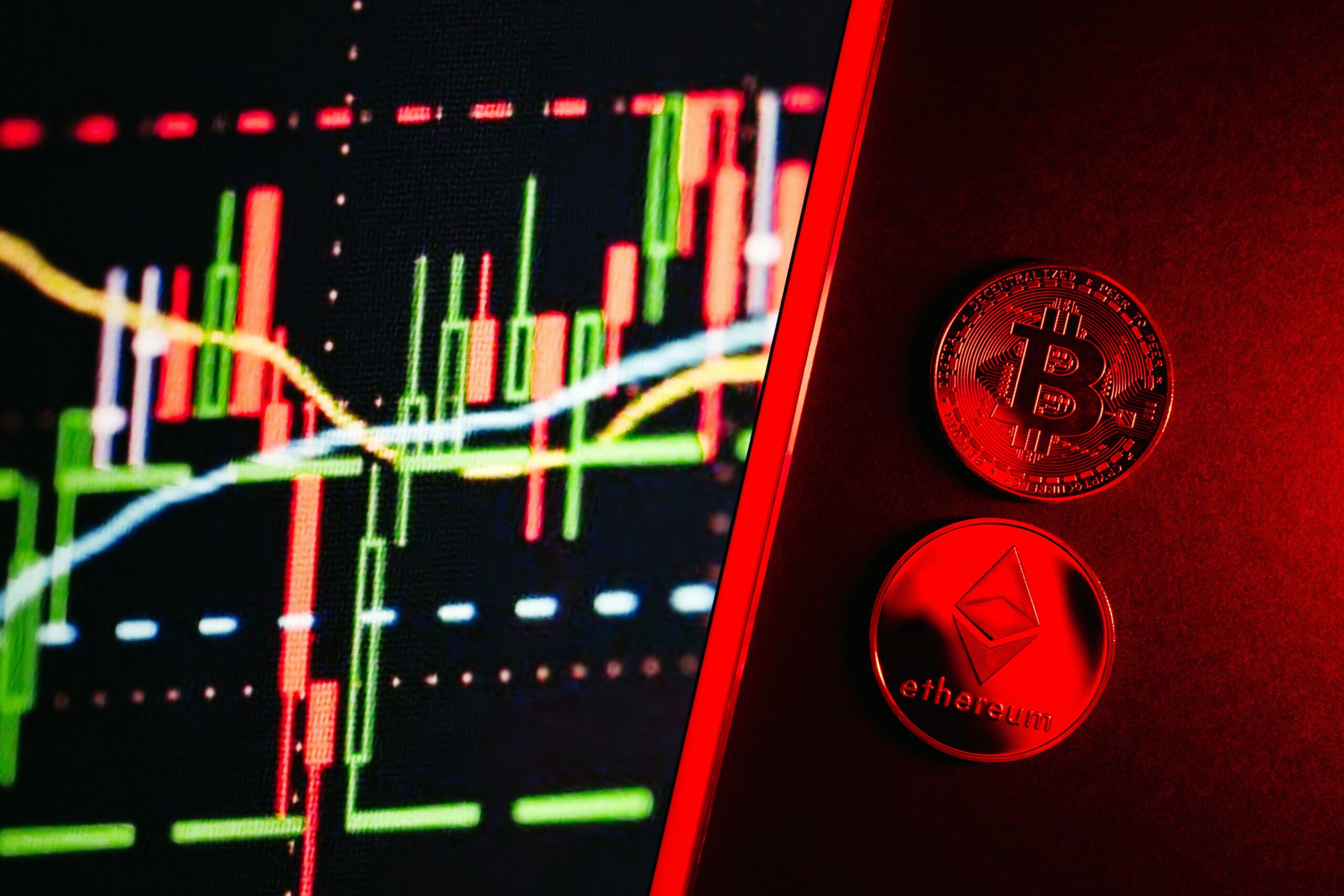 Zdjęcie wykresu z monetą 'Bitcoin' i 'Ethereum' w tle