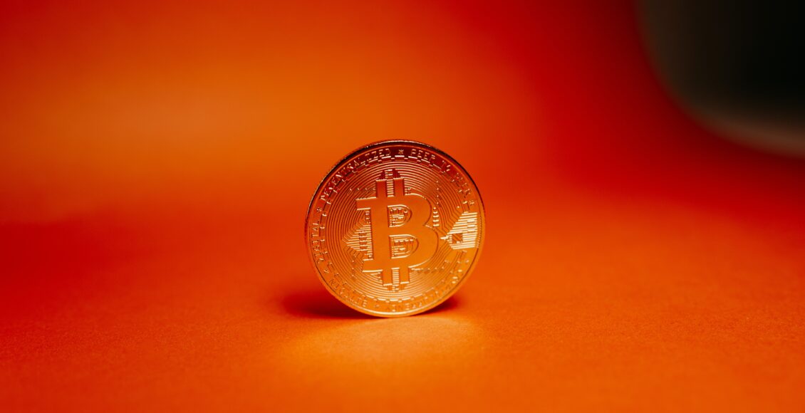 Zdjęcie Bitcoina na pomarańczowym tle