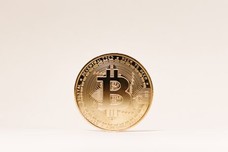 Szansa na spadek Bitcoina w lutym? Instytucje wracają do kryptowalut