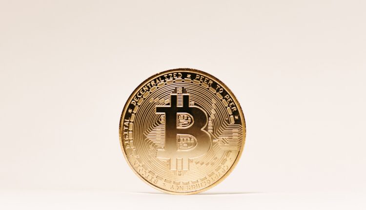 Szansa na spadek Bitcoina w lutym? Instytucje wracają do kryptowalut