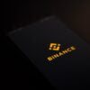 Zdjęcie loga Binance na ciemnym tle