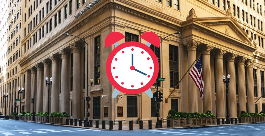 Budynek Rezerwy Federalnej w USA z ikoną czerwonego budzika w tle