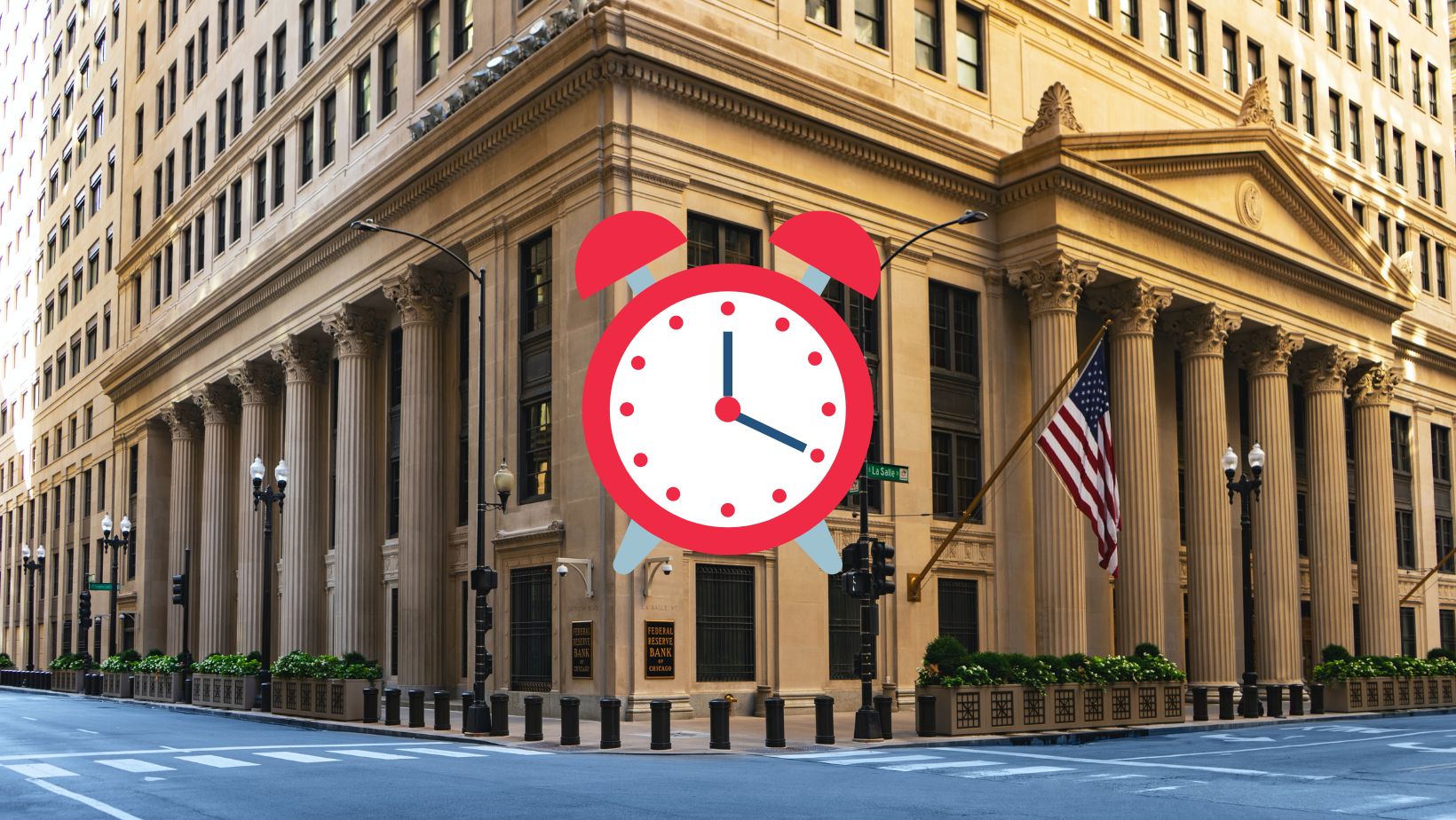 Budynek Rezerwy Federalnej w USA z ikoną czerwonego budzika w tle