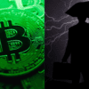 Monety Bitcoin na zielonym tle oraz człowiek z parasolem podczas burzy