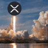 rakieta startująca z kosmodromu z logiem ripple