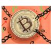 Moneta Bitcoin wydostająca się z łańcuchów.