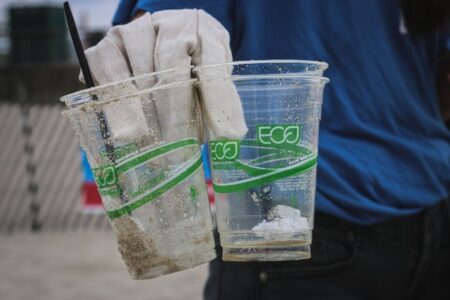 Koniec z nabijaniem klientów w butelkę?Greenwashing pod lupą unijnych urzędników
