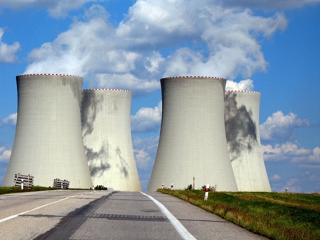 Kominy elektrowni jądrowej
