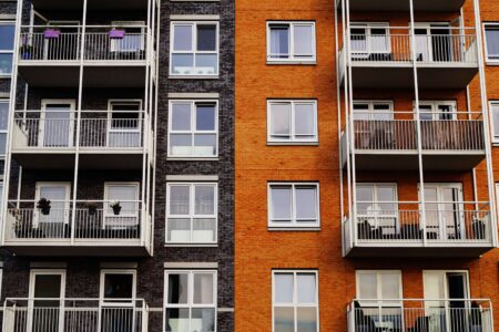 Deweloperzy nie stracą. A Polacy? Narzekają na planowany rządowy program