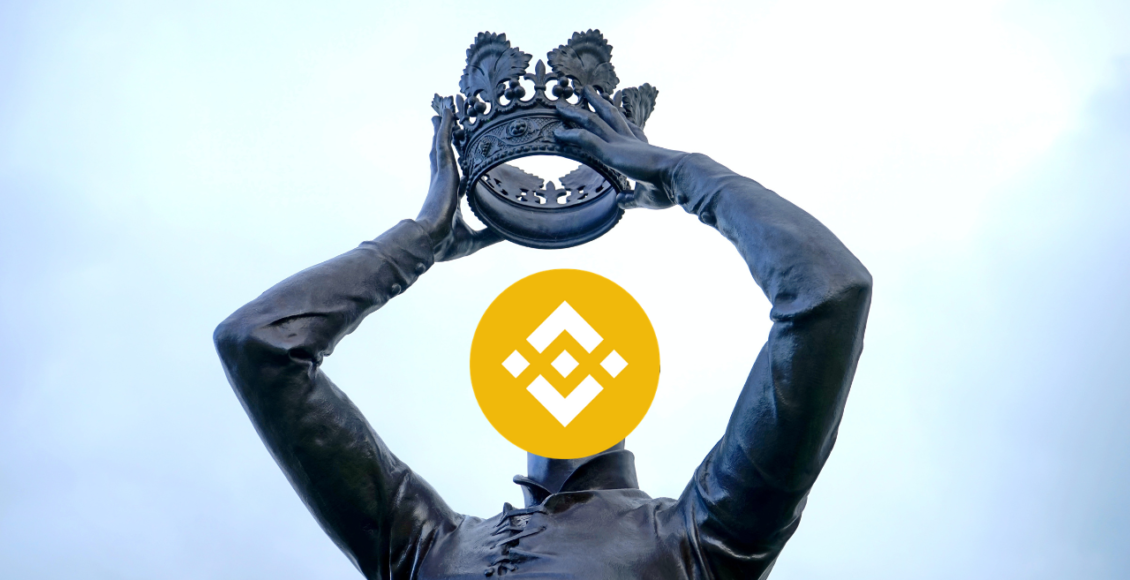 statua króla z głową binance zakłada koronę