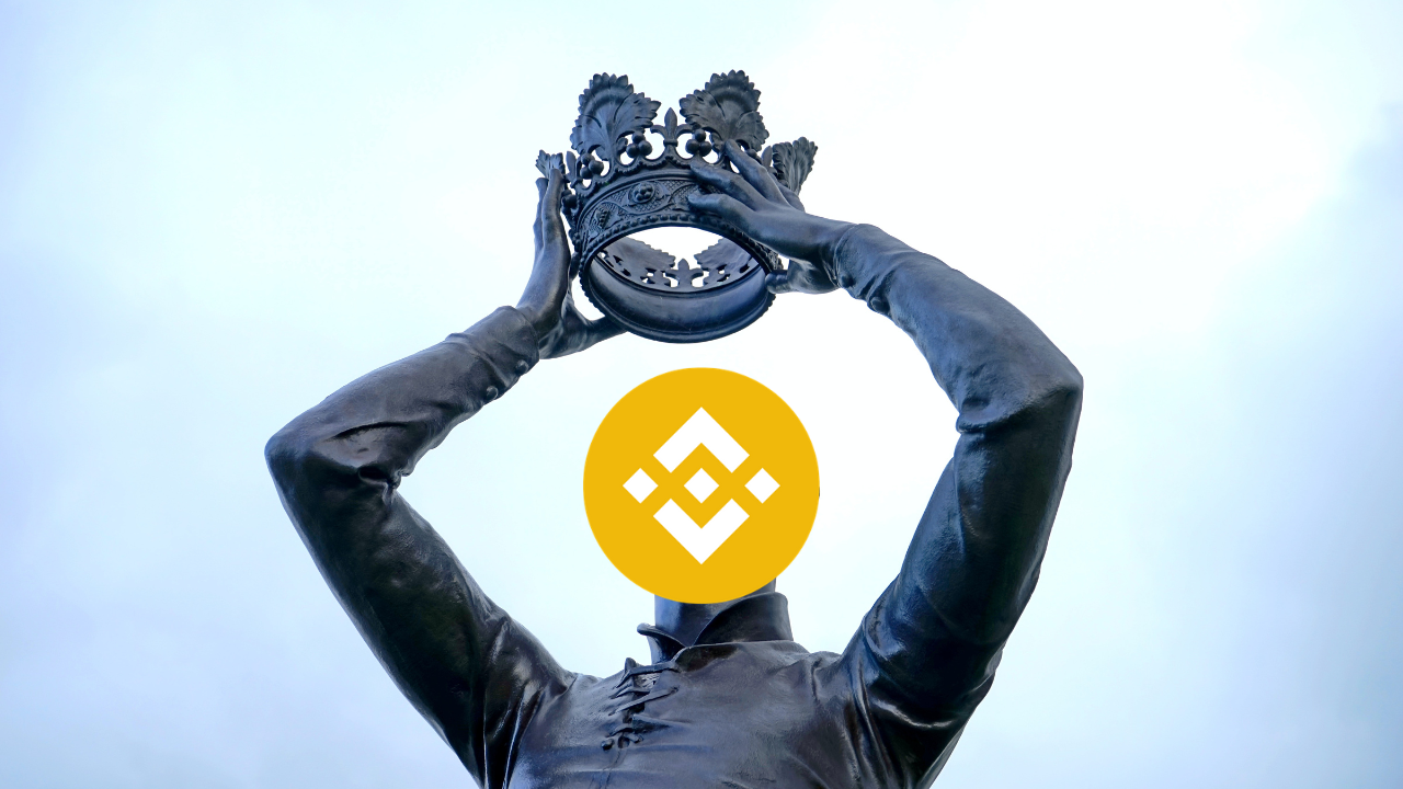 statua króla z głową binance zakłada koronę