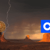 amerykański kanion z burzą z piorunami i logami bitcoina i coinbase w tle