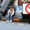 janusz siedzący w lamborghini, obok znak stop