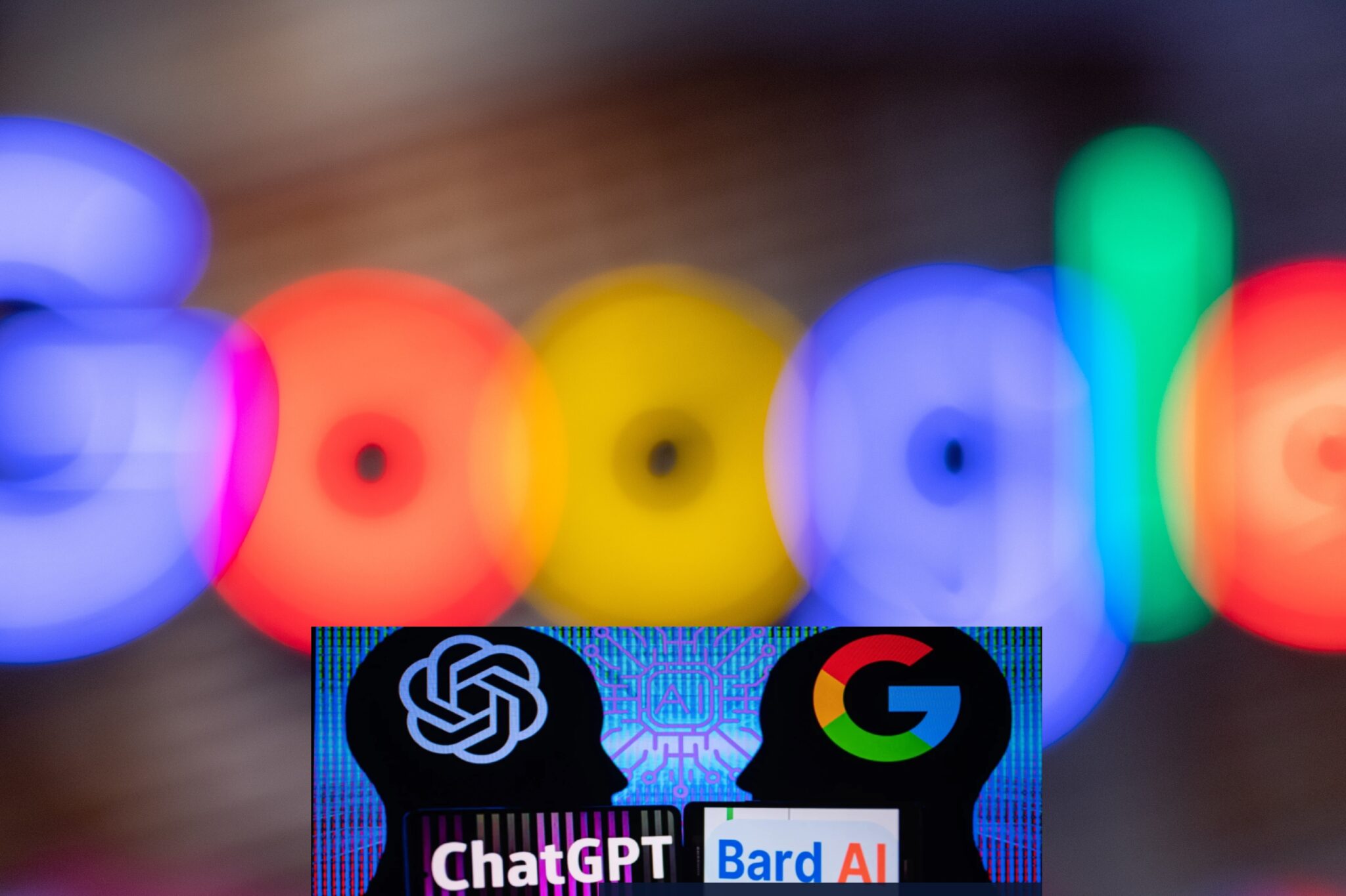 Zamglone logo Google oraz znaki ChatGPT i Bard