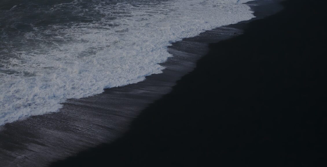 Ciemna fala odpływająca z plaży