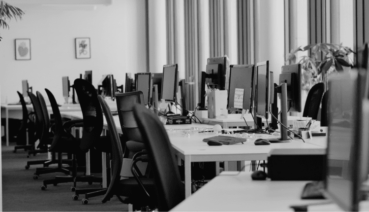 Znana firma z branży kryptowalut zwalnia 30% załogi. Jakie są przyczyny?