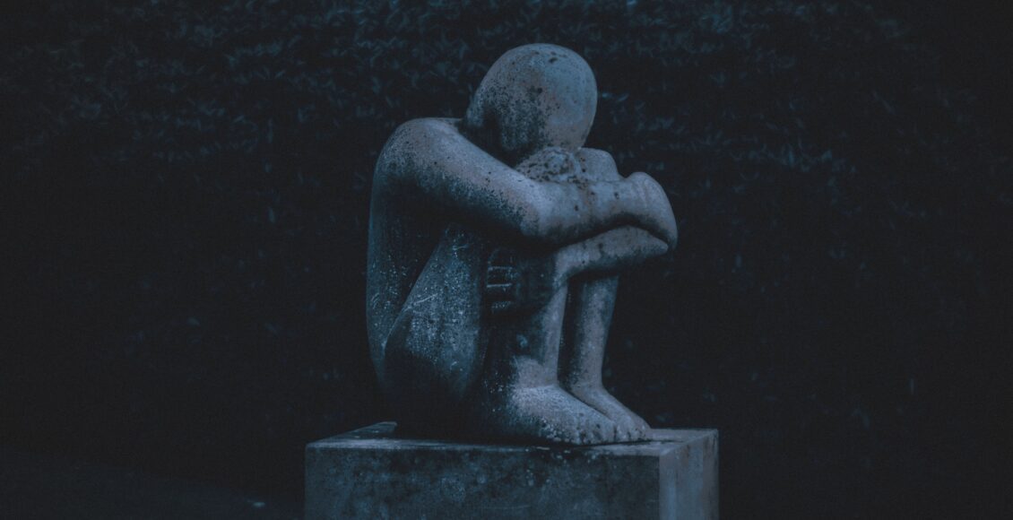 rzeźba przedstawiająca smutnego człowieka