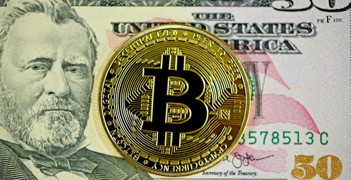 Moneta Bitcoin na tle dolara