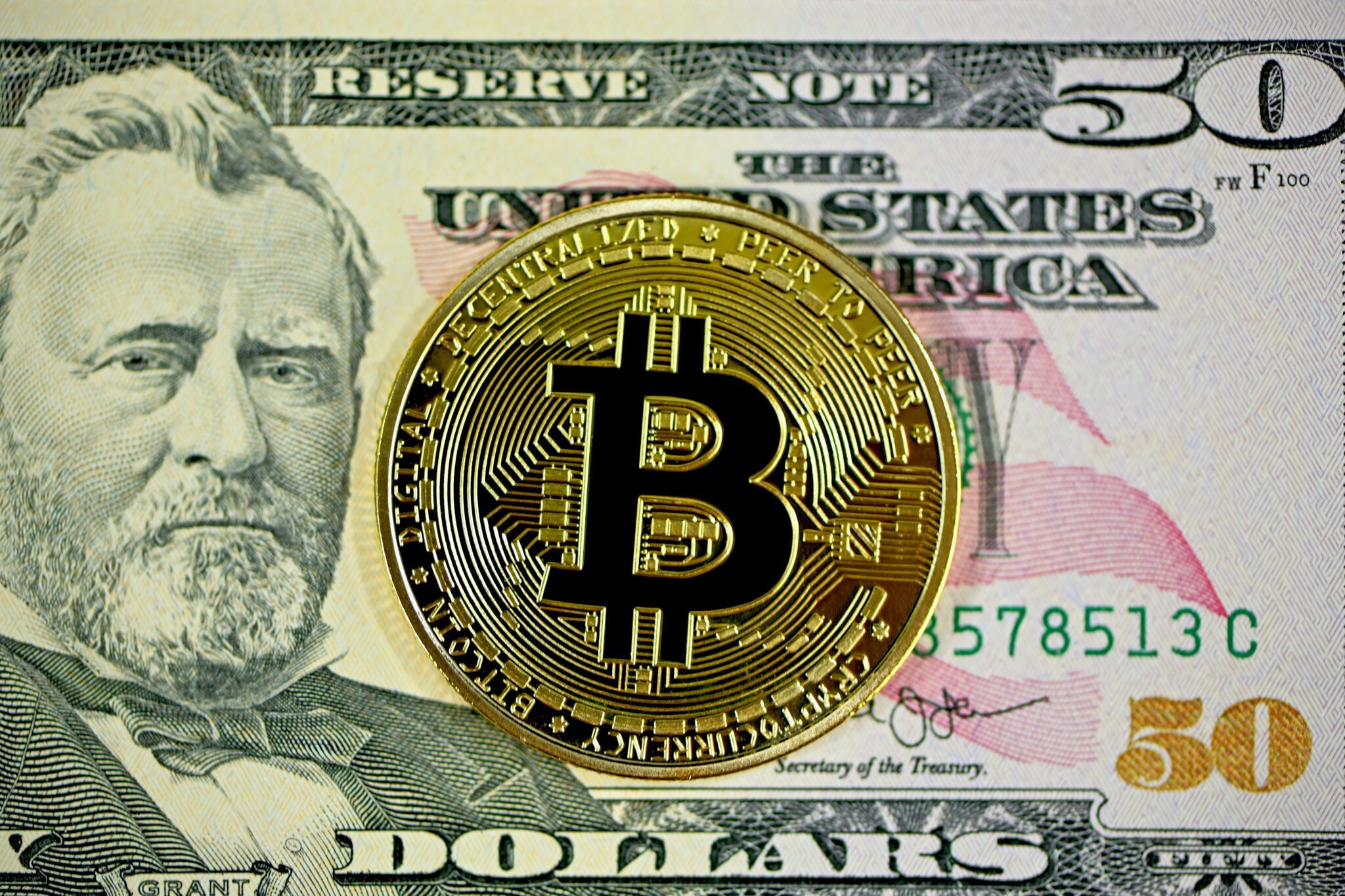 Moneta Bitcoin na tle dolara