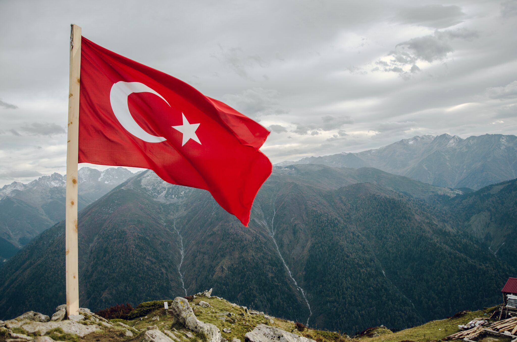 Flaga Turcji na tle gór