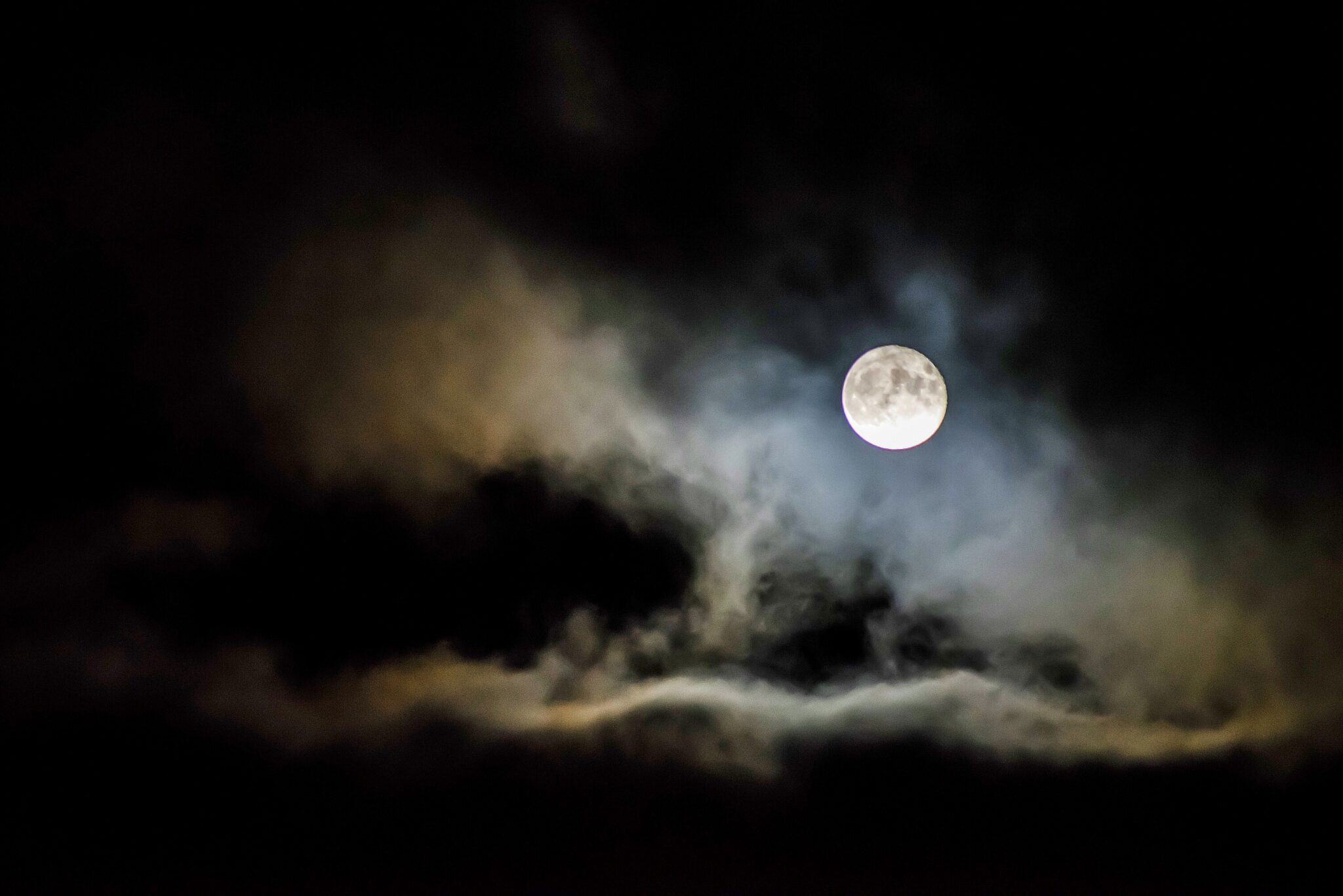 pełnia księżyca za chmurami