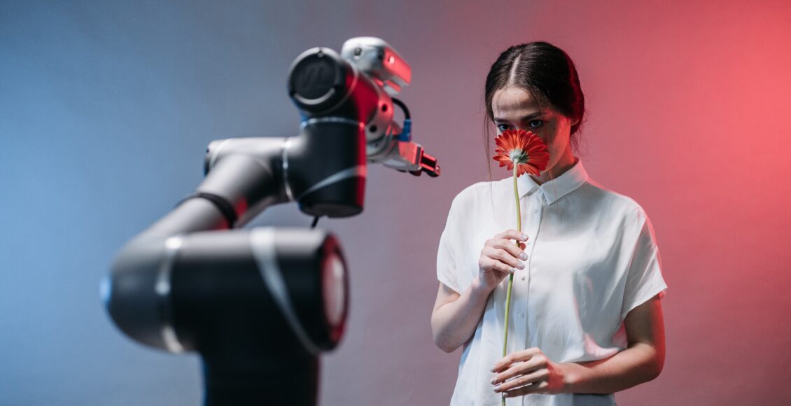 Robot celujący w człowieka wąchającego kwiat