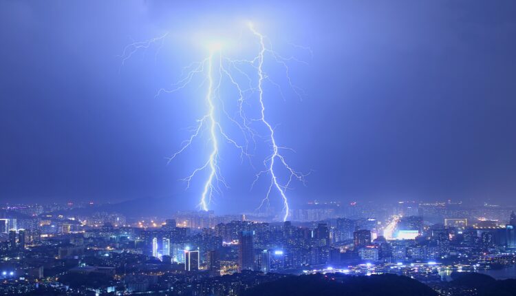 Błyskawice uderzające w chińskie miasto