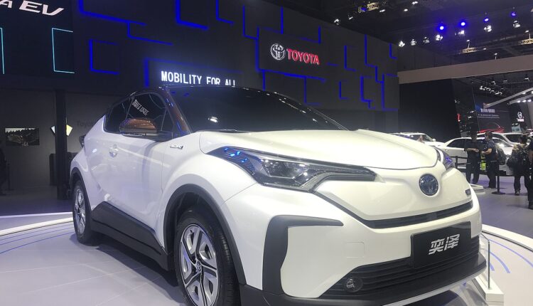 Elektryczne Toyoty będą udawać normalne samochody z silnikiem i przekładnią