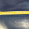Napis 'Kalendarz ekonomiczny' na tle tornado