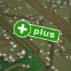 BithHub Plus na tle półprzewodnika