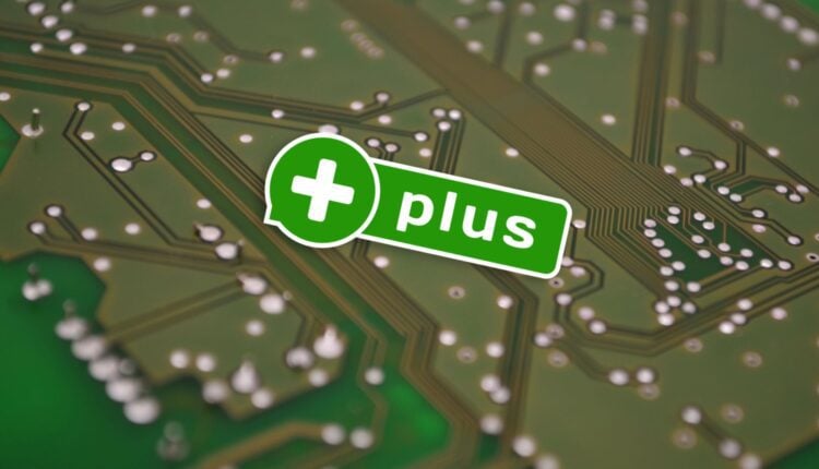 BithHub Plus na tle półprzewodnika