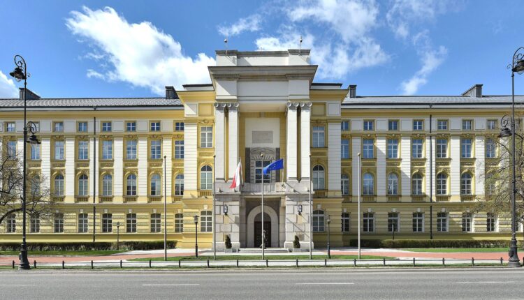 Administracja generuje potężne koszty, a etatów wciąż przybywa. Czy naprawdę potrzebujemy aż tylu urzędników?