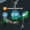 biznesmen z wyciągniętą dłonią na tle napisu ETF, symbolu bitcoina oraz zielonych strzałek