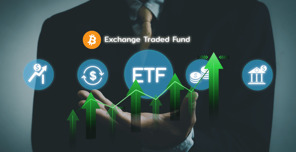 biznesmen z wyciągniętą dłonią na tle napisu ETF, symbolu bitcoina oraz zielonych strzałek