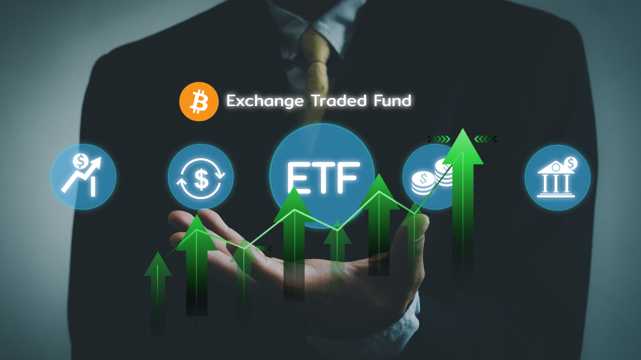 biznesmen z wyciągniętą dłonią na tle napisu ETF, symbolu bitcoina oraz zielonych strzałek