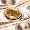 Moneta BTC na banknocie dolara