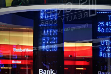 Giełda w czwartek: dolar się umacnia, rentowności papierów skarbowych rosną