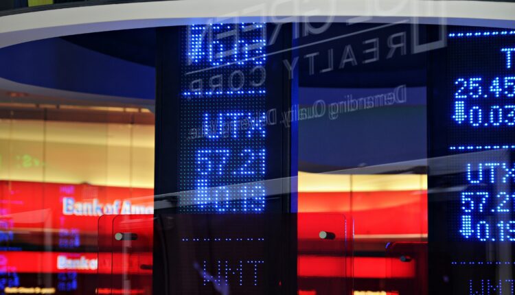 Giełda w czwartek: dolar się umacnia, rentowności papierów skarbowych rosną