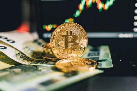 Wall Street rośnie, Bitcoin śpi. Korelacja z Nasdaq złamana