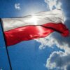 Polska flaga na tle nieba