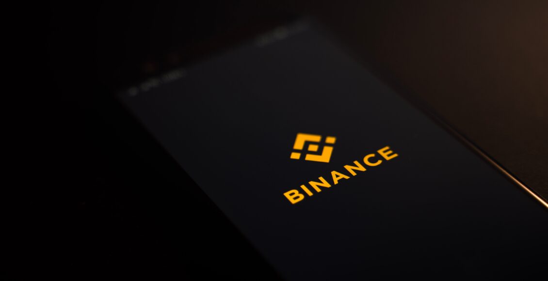 Logo Binance na czarnym tle