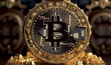 Złota moneta Bitcoin w koronie