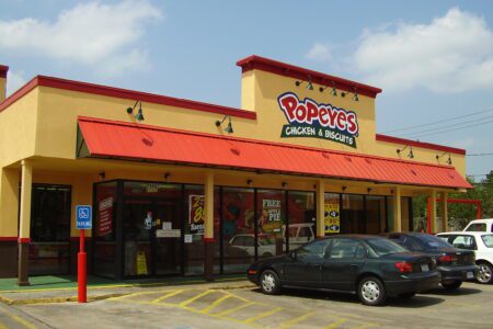 Nowy fast food wkracza do Polski. Szykuje się ostra rywalizacja z KFC