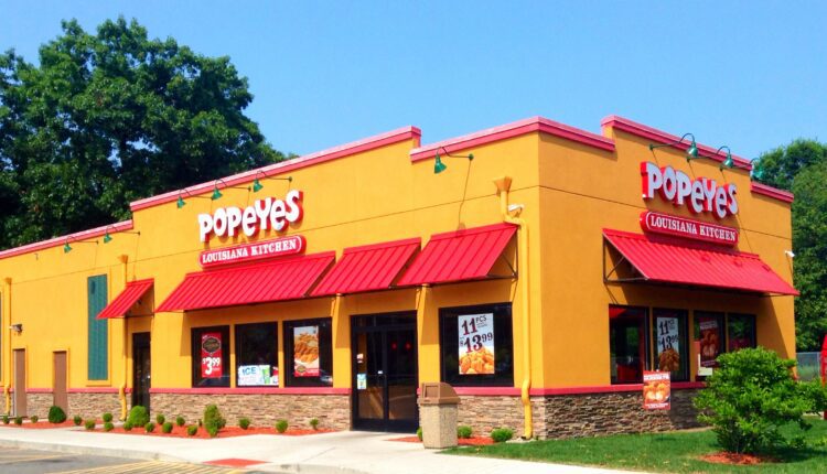 Popeyes otwiera się w kolejnych miastach Polski. KFC też nie próżnuje